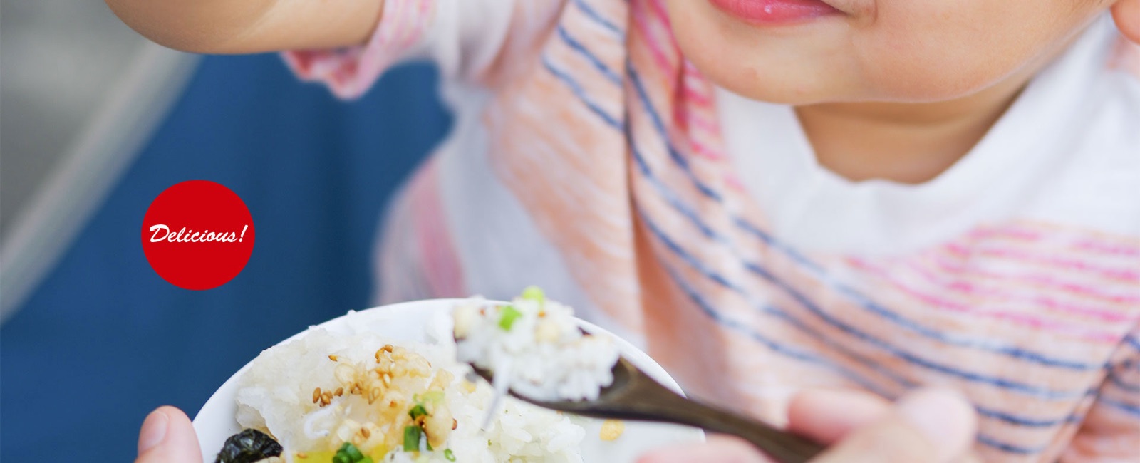 つじ農園のお米を食べる子ども
